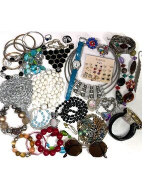 Wearable Costume Jewelry Lot Mixed Bundle Necklaces Bracelets Earrings Rings +